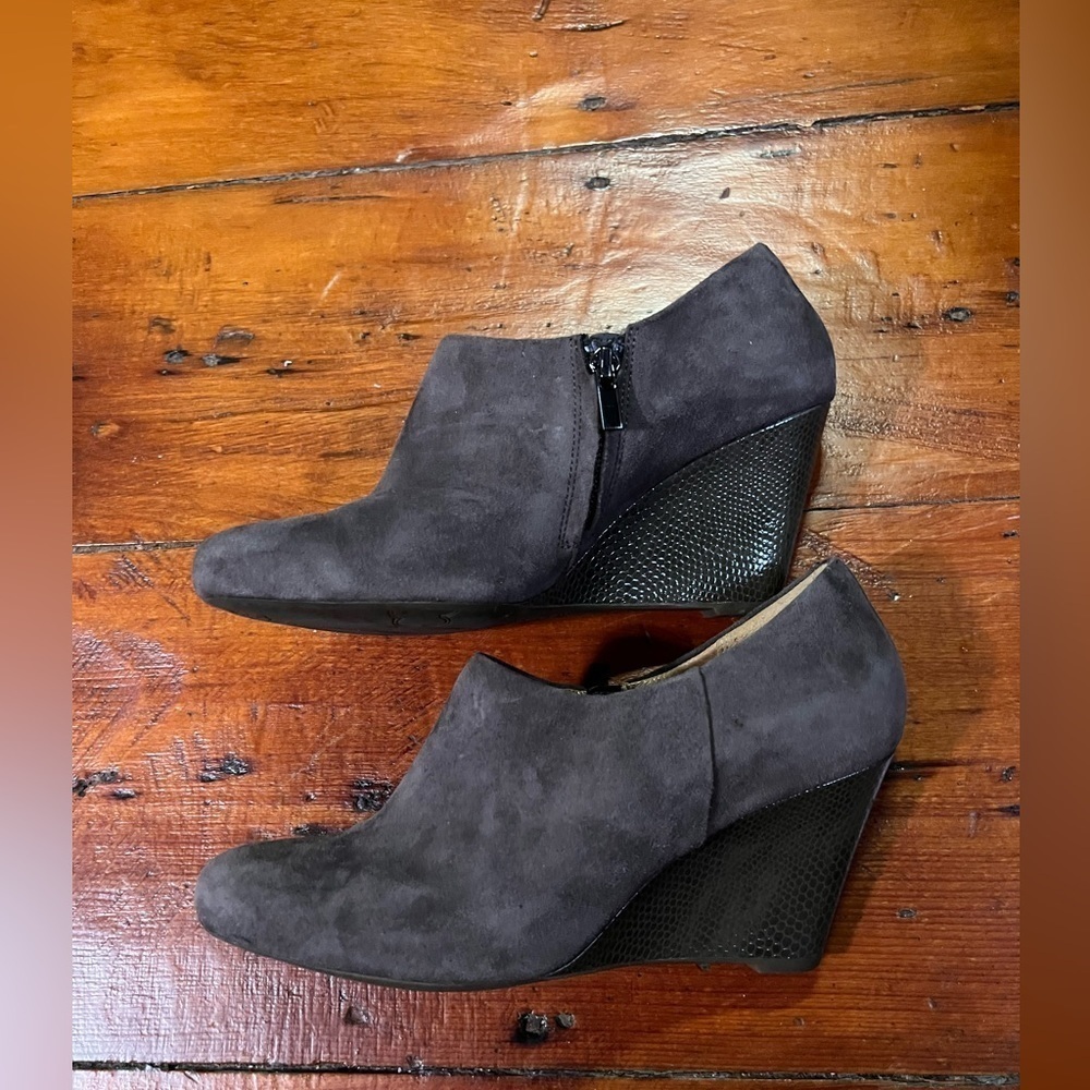 Clarks wedge ankle suede side zip bootie gray Taupes women’s US size 8.5